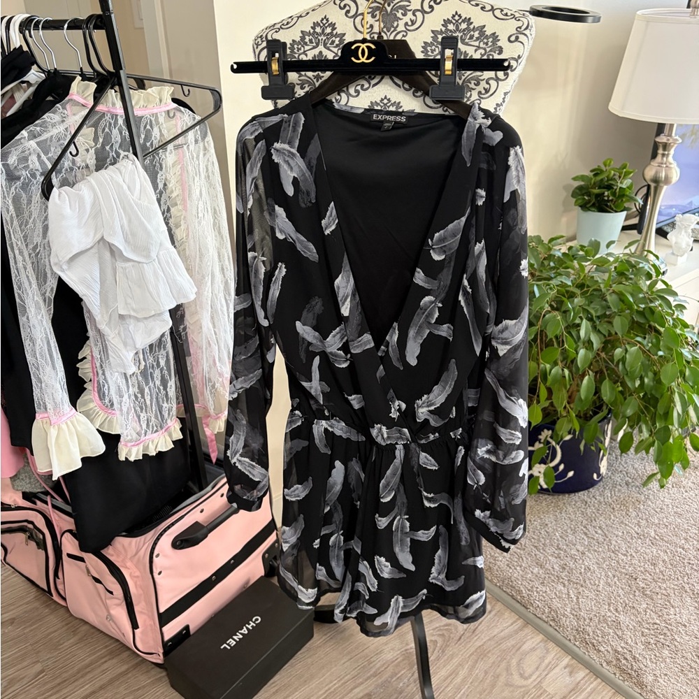 EXPRESS - Black and Gray Feather Print Robe